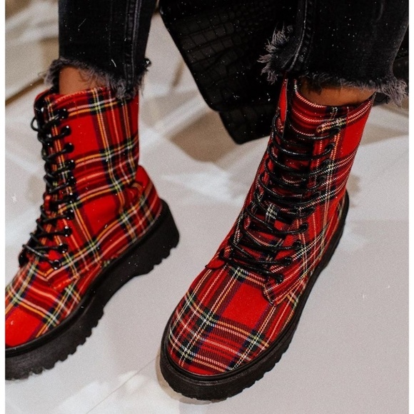 𝙇𝙖𝙨𝙩 7 🖤Plaid Combat Flatform Boot - Picture 2 of 8